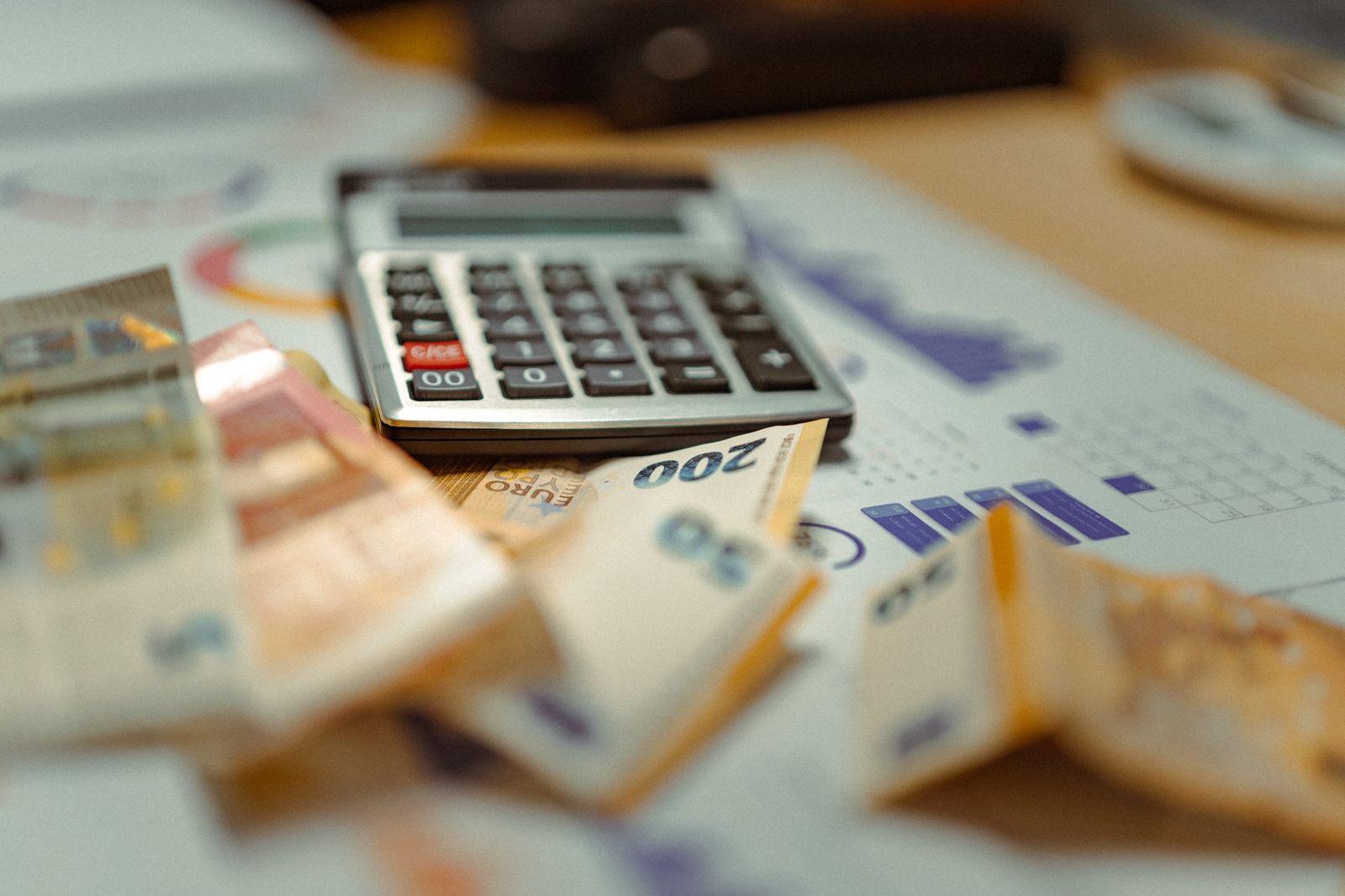 https://www.pexels.com/photo/banknotes-receipts-statistics-of-household-budget-expenses-28176949/
