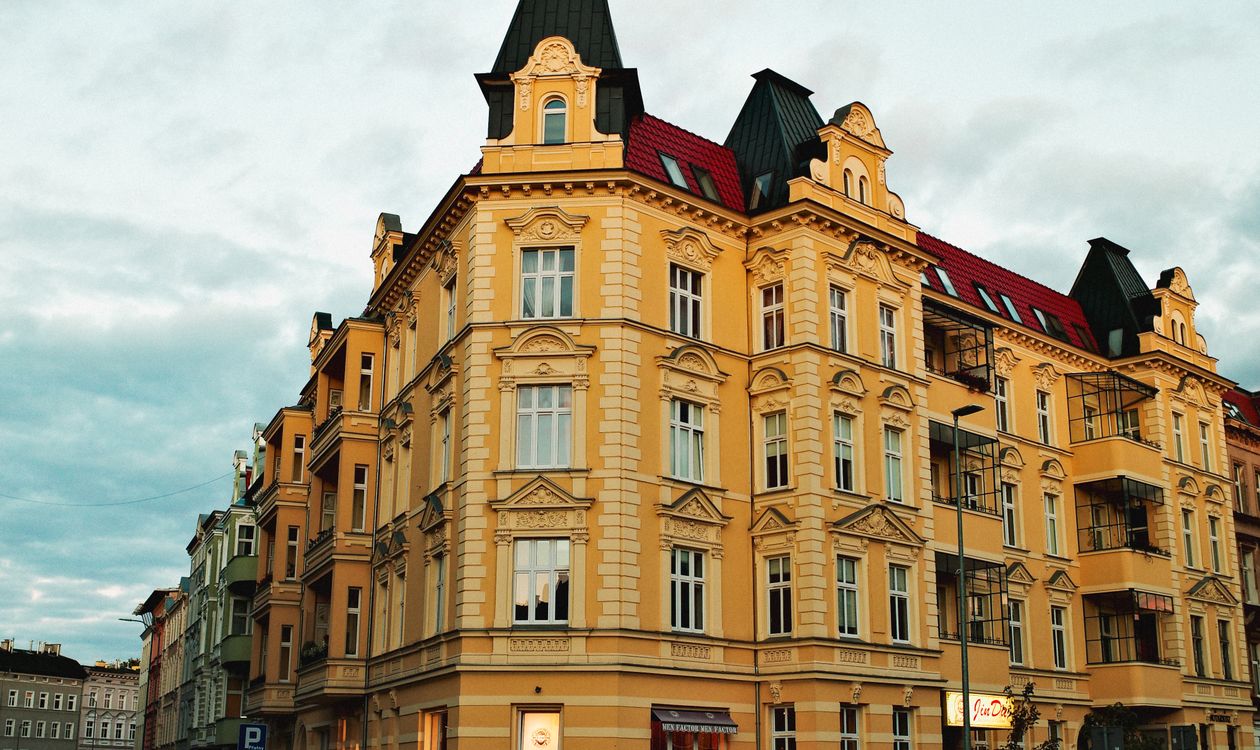 https://www.pexels.com/photo/historic-architecture-in-stettin-at-dusk-28791970/